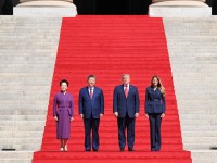 中 시 주석과 부인 펑리위안 여사, 트럼프 美 대통령 내외와 미국 국립문서기록관리청 참관