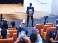 홍콩 테크 기업, ‘생산성 도구형’ 휴머노이드 로봇 공개…50kg 아령 ‘번쩍’