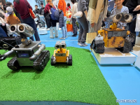 中 로봇 산업 "양산 원년" 진입...가정용 보급은 "시간 필요"