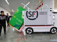 좁은 골목도 거뜬...中 선전 누비는 무인 택배차