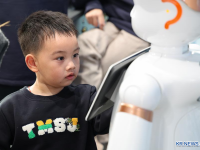 "홍보대사"에서 "지휘관"으로...中 선전, "로봇 교통 경찰" 도입