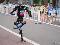 하프 마라톤서 "두각" 드러낸 中 휴머노이드 로봇...인간보다 빠르다