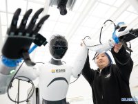 中 휴머노이드 로봇, 올해 판매량 약 3만 대 전망...덩달아 뜨는 "로봇 트레이너"