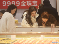 中 귀금속 매장 춘절 맞아 북적...금값 두 배에도 구매 행렬 이어져