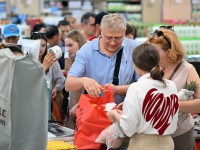 中 서비스 무역 구조 개선 나서...관광 소비 활성화로 적자 줄인다