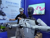 나노칩에서 휴머노이드 로봇까지...첨단 제조업 중심지로 떠오른 中 닝보